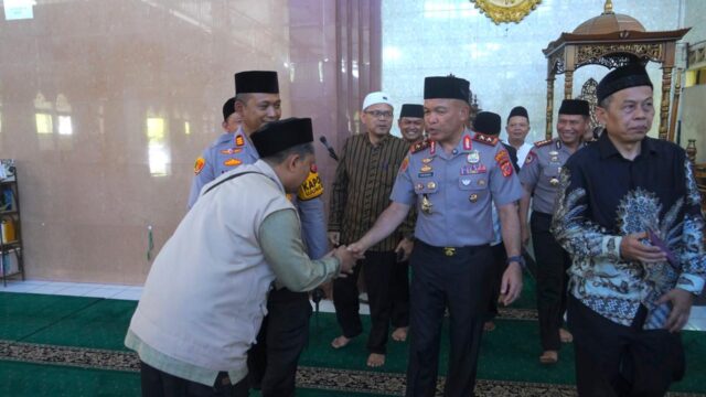 Kapolda Jabar Gelar Shalat Jumat Keliling di Masjid Besar Kaum Ujung Berung, Pererat Silaturahmi dengan Masyarakat